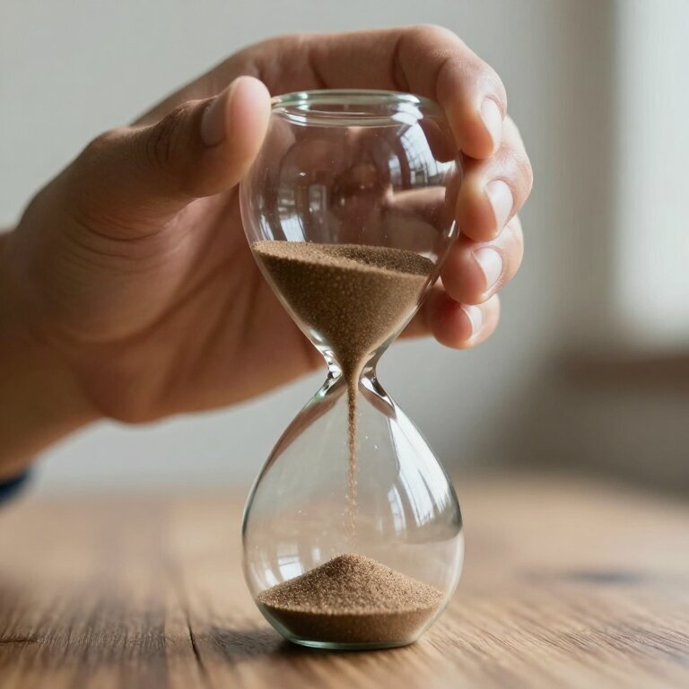 一只手攥着沙漏,沙子正从指缝间漏下,背景虚化,营造一种极力想握住却留不住的情绪感