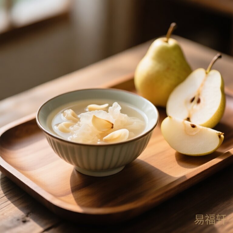 一碗银耳百合羹放在木质托盘上,旁边有几片梨,光线柔和温暖
